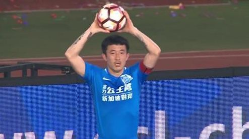 第42分钟，皇马角球机会，克罗斯将球罚向禁区，吕迪格头球攻门被鲁伊-席尔瓦托出横梁。